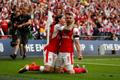 Aaron Ramsey a Hector Bellerin slaví gól ve finále FA Cupu 2017