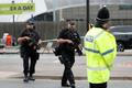 Policisté hlídají Manchester Arenu.