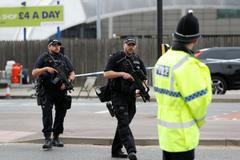 Policisté hlídají Manchester Arenu.