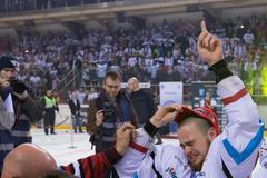 Tomáš Zigo se s mistrovským pohárem pomodlil za zesnulou matku.