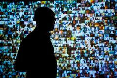 José Luis de Vicente v pozadí s dílem Christophera Bakera