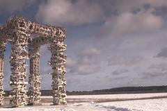 Na místě bývalého kolchozu rostou na polích ohromné sochy. Jedna ročně shoří