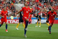 Fotbalisté Chile oslavují první gól do sítě Austrálie