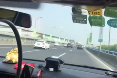 Taxikář předjel 50 aut během dvou minut. Vyděšená turistka si ho natočila