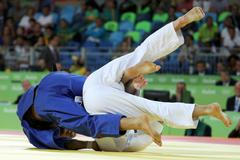 OH 2016, judo do 100 kg, semifinále: Lukáš Krpálek (v modrém) a Cyrille Maret (FRA)