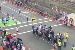 Diváci uprostřed maratonské trati. V Bostonu mají speciální systém na přecházení