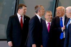 Trump v Bruselu odstrčil černohorského premiéra a postavil se před něj