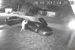 Zloděj vykradl drahé auto. Při útěku ho zastavily padající kalhoty