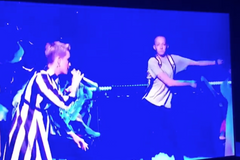 Russell Got Barzz se proslavil svými tanečními kreacemi. Vystoupil dokonce s Katy Perry