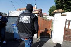 Policisté zasahují v domě na předměstí Chelles, kde podle médií žil útočník ze Champs-Elysées.