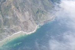 Obří sesuv půdy zavalil americkou dálnici a skončil v oceánu