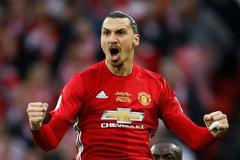 Zlatan Ibrahimovič slaví branku ve finále Ligového poháru