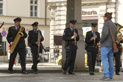 Policie neotřelým videem upozorňuje na správné vyhazování odpadků