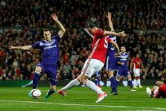 Ibrahimovic střílí gól v zápase proti Anderlechtu