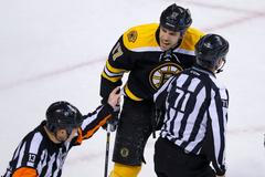 Bostonský Lucic během play off NHL 2013