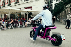 Půjčený skútr lze díky družicím nechat kdekoli ve městě. Služba míří do Prahy