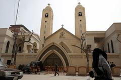 Žena prochází kolem koptského kostela, na který v Egyptě zaútočil sebevražedný atentátník.