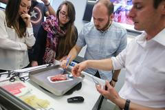 Medici se učí operovat na mase z obchodů. K výcviku slouží vepřové i kuřecí