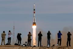 Lidé si fotí start vesmírné lodi Sojuz MS-04.