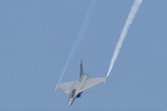 Šílená otočka i let hlavou dolů. Stíhačka Rafale se předváděla na letecké show