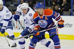 NHL, Tampa Bay - Edmonton: Ondřej Palát (18) - Jordan Eberle (14)