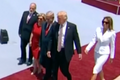 Melania Trumpová odmítla vzít za ruku manžela Donalda. Američané řeší proč