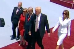 Melania Trumpová odmítla vzít za ruku manžela Donalda. Američané řeší proč