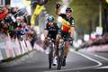 Philippe Gilbert vítězí na závodě Amstel Gold Race, za ním je Polák Kwiatkowski.