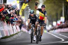Philippe Gilbert vítězí na závodě Amstel Gold Race, za ním je Polák Kwiatkowski.
