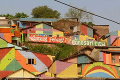 Lidi si přemalovali slum. Teď se mu říká Duhová vesnice a láká turisty