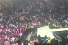 Návštěvníci koncertu v Manchesteru se snaží dostat ven z haly