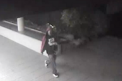 Muž ukradl bezpečnostní kameru. Ta ho při činu natočila