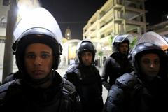 Egyptští policisté u koptského kostela, kde útočili islamisté.