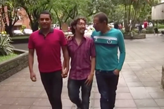 Tři muži se vzali. Kolumbie uznala první „polyamorní rodinu“