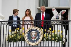 Melanie Trumpová zachraňovala manžela. Zapomněl při hymně položit ruku na srdce