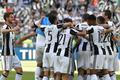 Fotbalisté Juventusu slaví zisk titulu v italské lize