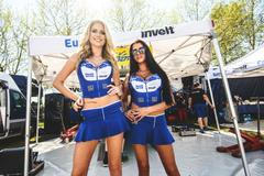 Rallye Český Krumlov: Krásné dívky, pilní mechanici a rychlá auta