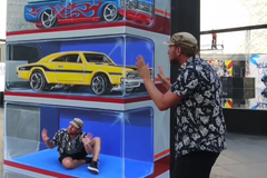 Dokonalá iluze. Umělec vytvořil realistickou 3D malbu balení autíček