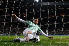 Nafilmovaný pád Alexe Schalka proti Celticu Glasgow.