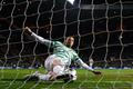 Nafilmovaný pád Alexe Schalka proti Celticu Glasgow.
