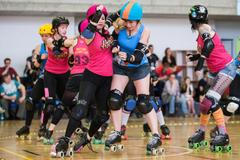 V drsném roller derby proti sobě bojují odvážné dívky na kolečkových bruslích