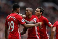 Hráči Manchesteru United se radují z gólu do sítě Chelsea