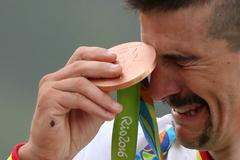 Carlos Coloma s bronzovou medailí ze závodu cross-country na OH