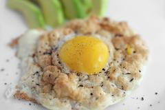 Vejce na obláčku je nový tip na snídani. Stačí šlehat a na chvilku šup do trouby