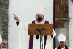 Mše v Číhošti k příležitosti uložení ostatků Toufara do místního kostela