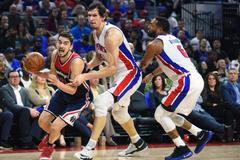 Tomáš Satoranský uniká obraně Pistons