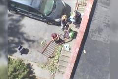 Kdepak superman, ale vandal. Kamery zachytily muže, který vyrval zábradlí