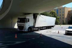 Kamion zaseknutý pod mostem