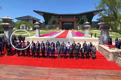 Putin a spol. museli počkat se skupinovým focením, než přivezou vozíkem Zemana