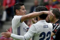 Fotbalisté Realu Madrid slaví gól do sítě Gijonu